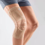 Bauerfeind Genutrain Kniebrace Beige Aangetrokken
