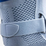 Bauerfeind Genutrain S Kniebrace Ingezoomd Achterkant Klittenband