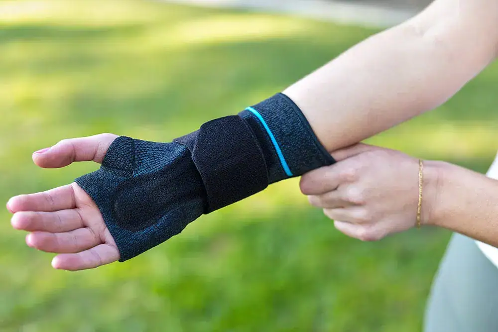 Formfit Pro Wrist Yoga01 Lifestyle Image En Us